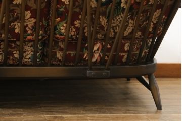 イギリスビンテージ　ERCOL(アーコール)　優雅でクラシカルな雰囲気を高める3人掛けソファ(アームソファ、3Pソファ、三人掛け、ヴィンテージ、英国、北欧)(R-069039)
