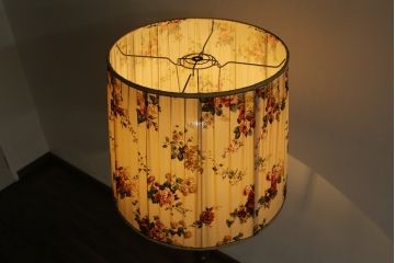 ビンテージ照明　オーク材　落ち着いた色合いの花柄シェードが素敵なフロアスタンド(スタンドライト、スタンド照明、間接照明、ヴィンテージ)(R-069050)