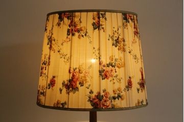 ビンテージ照明　オーク材　落ち着いた色合いの花柄シェードが素敵なフロアスタンド(スタンドライト、スタンド照明、間接照明、ヴィンテージ)(R-069050)