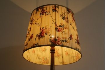 ビンテージ照明　オーク材　落ち着いた色合いの花柄シェードが素敵なフロアスタンド(スタンドライト、スタンド照明、間接照明、ヴィンテージ)(R-069050)