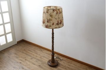 ビンテージ照明　オーク材　落ち着いた色合いの花柄シェードが素敵なフロアスタンド(スタンドライト、スタンド照明、間接照明、ヴィンテージ)(R-069050)