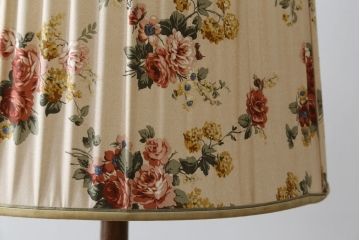 ビンテージ照明　オーク材　落ち着いた色合いの花柄シェードが素敵なフロアスタンド(スタンドライト、スタンド照明、間接照明、ヴィンテージ)(R-069050)