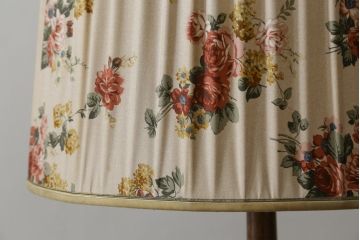 ビンテージ照明　オーク材　落ち着いた色合いの花柄シェードが素敵なフロアスタンド(スタンドライト、スタンド照明、間接照明、ヴィンテージ)(R-069050)