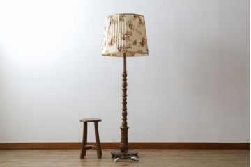 ビンテージ照明　オーク材　落ち着いた色合いの花柄シェードが素敵なフロアスタンド(スタンドライト、スタンド照明、間接照明、ヴィンテージ)(R-069050)