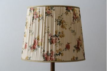 ビンテージ照明　オーク材　落ち着いた色合いの花柄シェードが素敵なフロアスタンド(スタンドライト、スタンド照明、間接照明、ヴィンテージ)(R-069050)