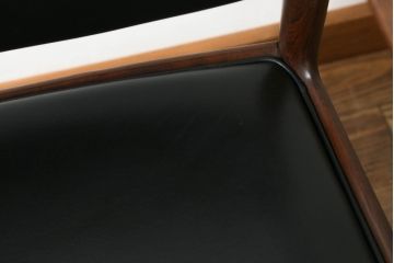 北欧ビンテージ　ノルウェー製　ブルクスボ(BRUKSBO)社　エルトン(Elton)　ローズウッド材の美しい木肌が高級感を高めるアームチェア(ダイニングチェア、ワークチェア、椅子、イス、いす、ヴィンテージ)(R-069051)