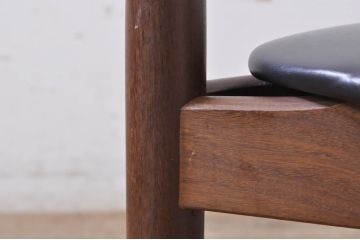 デンマークビンテージ　激レア　ハンス・オルセン(HANS OLSEN)デザイン　フェイクレザー(合皮)　機能美に優れた美しいデザインのチェア2脚セット(ダイニングチェア、椅子、イス、いす、スタッキング、ヴィンテージ、北欧)(R-069053)
