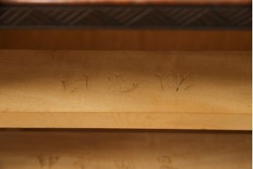 中古　美品　伝統工芸　日光彫り　細部まで施された彫りが美しい小引き出し(卓上収納、小物収納)(R-069061)