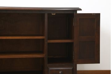 中古　北海道民芸家具　クラシカルな雰囲気が魅力!　落ち着きのある空間づくりにおすすめのサイドボード(サイドキャビネット、収納棚、リビングボード)(R-069063)