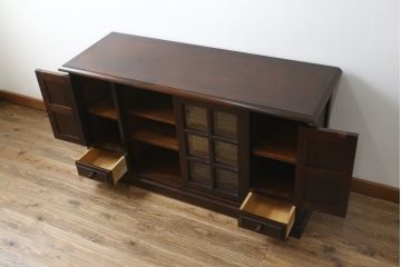 中古　北海道民芸家具　クラシカルな雰囲気が魅力!　落ち着きのある空間づくりにおすすめのサイドボード(サイドキャビネット、収納棚、リビングボード)(R-069063)