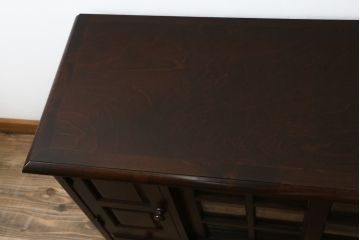 中古　北海道民芸家具　クラシカルな雰囲気が魅力!　落ち着きのある空間づくりにおすすめのサイドボード(サイドキャビネット、収納棚、リビングボード)(R-069063)