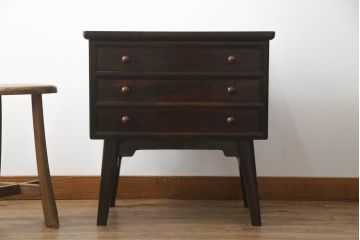 中古　美品　松本民芸家具　末広がりの脚がおしゃれなサイドチェスト(飾り台、サイドテーブル、サイド卓、リビングボード、引き出し)(定価約25万円)(R-069066)