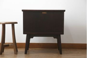中古　美品　松本民芸家具　末広がりの脚がおしゃれなサイドチェスト(飾り台、サイドテーブル、サイド卓、リビングボード、引き出し)(定価約25万円)(R-069066)