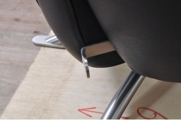 中古　美品　Cassina(カッシーナ)　K10 DODO(ドド)　洗練されたモダンデザインが目を引くシェーズロング(リクライニングチェア、アームチェア、椅子、イス、一人掛けソファ、1人掛けソファ)(定価約104万5千円)(R-069069)