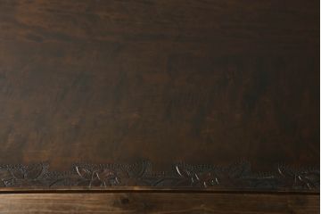 中古　美品　伝統工芸　軽井沢彫り　咲き誇る花の彫刻が美しいダイニングテーブル(作業台、食卓、2人掛け、4人掛け、二人掛け、四人掛け)(R-069078)