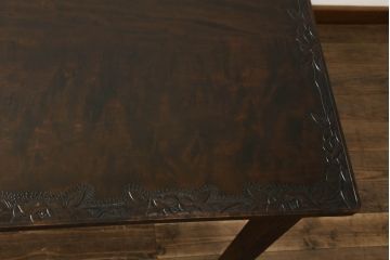 中古　美品　伝統工芸　軽井沢彫り　咲き誇る花の彫刻が美しいダイニングテーブル(作業台、食卓、2人掛け、4人掛け、二人掛け、四人掛け)(R-069078)