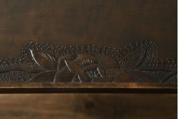 中古　美品　伝統工芸　軽井沢彫り　咲き誇る花の彫刻が美しいダイニングテーブル(作業台、食卓、2人掛け、4人掛け、二人掛け、四人掛け)(R-069078)