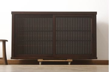 中古　美品　整然と並ぶ縦桟が和モダンな雰囲気を醸し出す水屋箪笥サイドボード(収納棚、戸棚、食器棚、茶棚、サイドキャビネット、テレビ台、テレビボード、下駄箱)(R-069079)