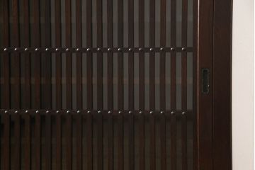 中古　美品　整然と並ぶ縦桟が和モダンな雰囲気を醸し出す水屋箪笥サイドボード(収納棚、戸棚、食器棚、茶棚、サイドキャビネット、テレビ台、テレビボード、下駄箱)(R-069079)