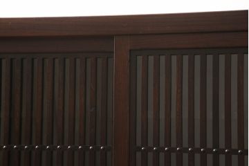 中古　美品　整然と並ぶ縦桟が和モダンな雰囲気を醸し出す水屋箪笥サイドボード(収納棚、戸棚、食器棚、茶棚、サイドキャビネット、テレビ台、テレビボード、下駄箱)(R-069079)
