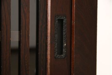 中古　美品　整然と並ぶ縦桟が和モダンな雰囲気を醸し出す水屋箪笥サイドボード(収納棚、戸棚、食器棚、茶棚、サイドキャビネット、テレビ台、テレビボード、下駄箱)(R-069079)