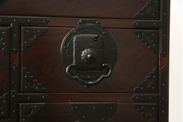 和製アンティーク　美品　フルレストア品　前面欅(ケヤキ)材　キレイに修復された和の風格漂う仙台箪笥(衣装箪笥、整理タンス、収納たんす、時代箪笥、引き出し)(R-069080)