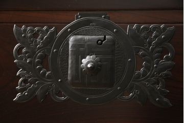 和製アンティーク　美品　フルレストア品　前面欅(ケヤキ)材　キレイに修復された和の風格漂う仙台箪笥(衣装箪笥、整理タンス、収納たんす、時代箪笥、引き出し)(R-069080)