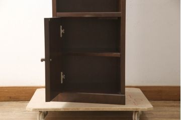 中古　民芸家具　和光　NEW北樹　和洋どちらの空間にも馴染むシックな台形型キャビネット(隅棚、飾り棚、収納棚、戸棚)(R-069084)