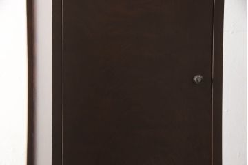 中古　民芸家具　和光　NEW北樹　和洋どちらの空間にも馴染むシックな台形型キャビネット(隅棚、飾り棚、収納棚、戸棚)(R-069084)