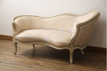 中古　カリモク家具(karimoku)　domani(ドマーニ)　Louis(ルイ)XVシリーズ　優しい雰囲気を醸し出すカウチソファ(二人掛け、2P、長椅子、店舗什器)(R-069086)