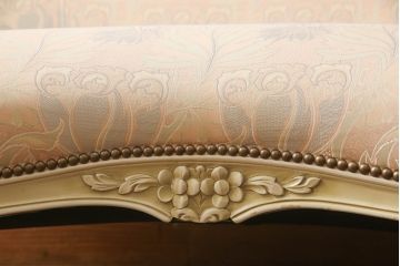 中古　カリモク家具(karimoku)　domani(ドマーニ)　Louis(ルイ)XVシリーズ　優しい雰囲気を醸し出すカウチソファ(二人掛け、2P、長椅子、店舗什器)(R-069086)