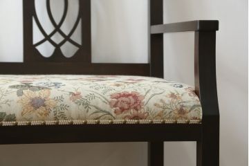 中古　ラフジュ工房オリジナル　大正ロマン風　透かし彫りのデザインと華やかなファブリックが素敵なソファベンチ(ラブソファ、二人掛けソファ、2人掛けソファ、2P、アームソファ、ダイニングソファ)(R-069087)