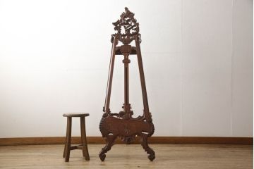 海外輸入家具　細やかな彫りの装飾が目を惹くヨーロッパ風イーゼル(画架、ディスプレイ、譜面立て、メニュー立て、絵画スタンド)(R-069088)