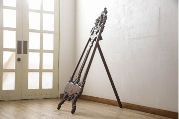 海外輸入家具　細やかな彫りの装飾が目を惹くヨーロッパ風イーゼル(画架、ディスプレイ、譜面立て、メニュー立て、絵画スタンド)(R-069088)