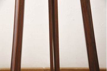 海外輸入家具　細やかな彫りの装飾が目を惹くヨーロッパ風イーゼル(画架、ディスプレイ、譜面立て、メニュー立て、絵画スタンド)(R-069088)