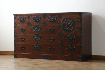 中古　岩谷堂箪笥　重厚感ある金具と力強い杢目が目を惹くサイドボード(和箪笥、収納タンス、衣装箪笥、引き出し、サイドチェスト)(R-069089)