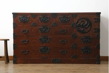 中古　岩谷堂箪笥　重厚感ある金具と力強い杢目が目を惹くサイドボード(和箪笥、収納タンス、衣装箪笥、引き出し、サイドチェスト)(R-069089)