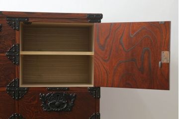 中古　岩谷堂箪笥　重厚感ある金具と力強い杢目が目を惹くサイドボード(和箪笥、収納タンス、衣装箪笥、引き出し、サイドチェスト)(R-069089)