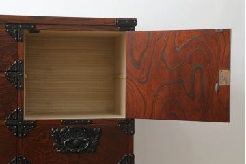 中古　岩谷堂箪笥　重厚感ある金具と力強い杢目が目を惹くサイドボード(和箪笥、収納タンス、衣装箪笥、引き出し、サイドチェスト)(R-069089)