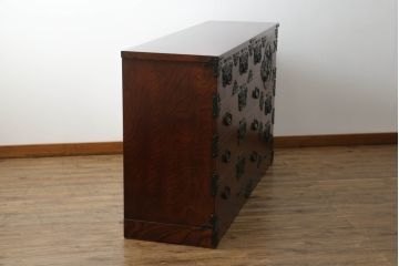 中古　岩谷堂箪笥　重厚感ある金具と力強い杢目が目を惹くサイドボード(和箪笥、収納タンス、衣装箪笥、引き出し、サイドチェスト)(R-069089)