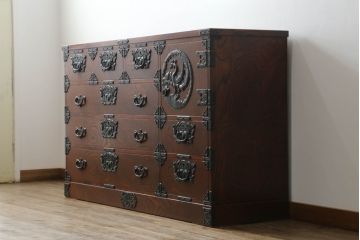 中古　岩谷堂箪笥　重厚感ある金具と力強い杢目が目を惹くサイドボード(和箪笥、収納タンス、衣装箪笥、引き出し、サイドチェスト)(R-069089)