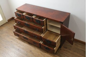 中古　岩谷堂箪笥　重厚感ある金具と力強い杢目が目を惹くサイドボード(和箪笥、収納タンス、衣装箪笥、引き出し、サイドチェスト)(R-069089)