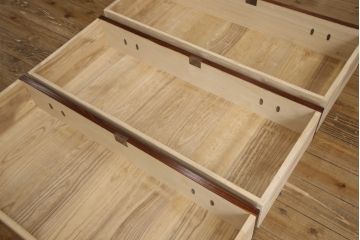 中古　岩谷堂箪笥　重厚感ある金具と力強い杢目が目を惹くサイドボード(和箪笥、収納タンス、衣装箪笥、引き出し、サイドチェスト)(R-069089)