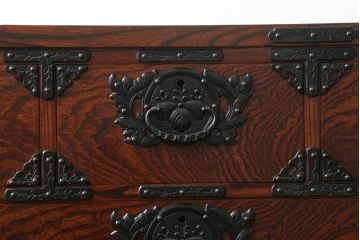 中古　岩谷堂箪笥　重厚感ある金具と力強い杢目が目を惹くサイドボード(和箪笥、収納タンス、衣装箪笥、引き出し、サイドチェスト)(R-069089)