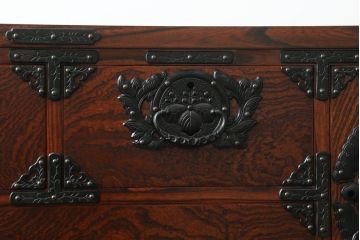 中古　岩谷堂箪笥　重厚感ある金具と力強い杢目が目を惹くサイドボード(和箪笥、収納タンス、衣装箪笥、引き出し、サイドチェスト)(R-069089)