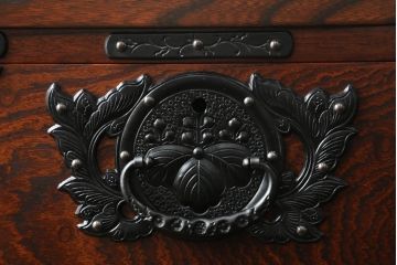 中古　岩谷堂箪笥　重厚感ある金具と力強い杢目が目を惹くサイドボード(和箪笥、収納タンス、衣装箪笥、引き出し、サイドチェスト)(R-069089)