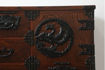 中古　岩谷堂箪笥　重厚感ある金具と力強い杢目が目を惹くサイドボード(和箪笥、収納タンス、衣装箪笥、引き出し、サイドチェスト)(R-069089)