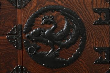 中古　岩谷堂箪笥　重厚感ある金具と力強い杢目が目を惹くサイドボード(和箪笥、収納タンス、衣装箪笥、引き出し、サイドチェスト)(R-069089)