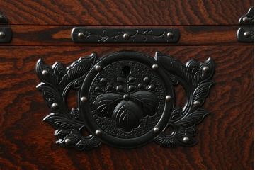 中古　岩谷堂箪笥　重厚感ある金具と力強い杢目が目を惹くサイドボード(和箪笥、収納タンス、衣装箪笥、引き出し、サイドチェスト)(R-069089)