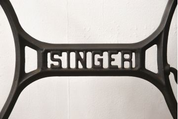 イギリスアンティーク SINGER(シンガー)社　レトロな佇まいがお洒落なミシンの鉄脚(シンガーミシン、ミシンテーブル、ミシン台、バタフライテーブル、英国)(R-069090)